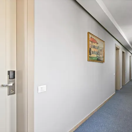 ホテル リラックス ティラナ